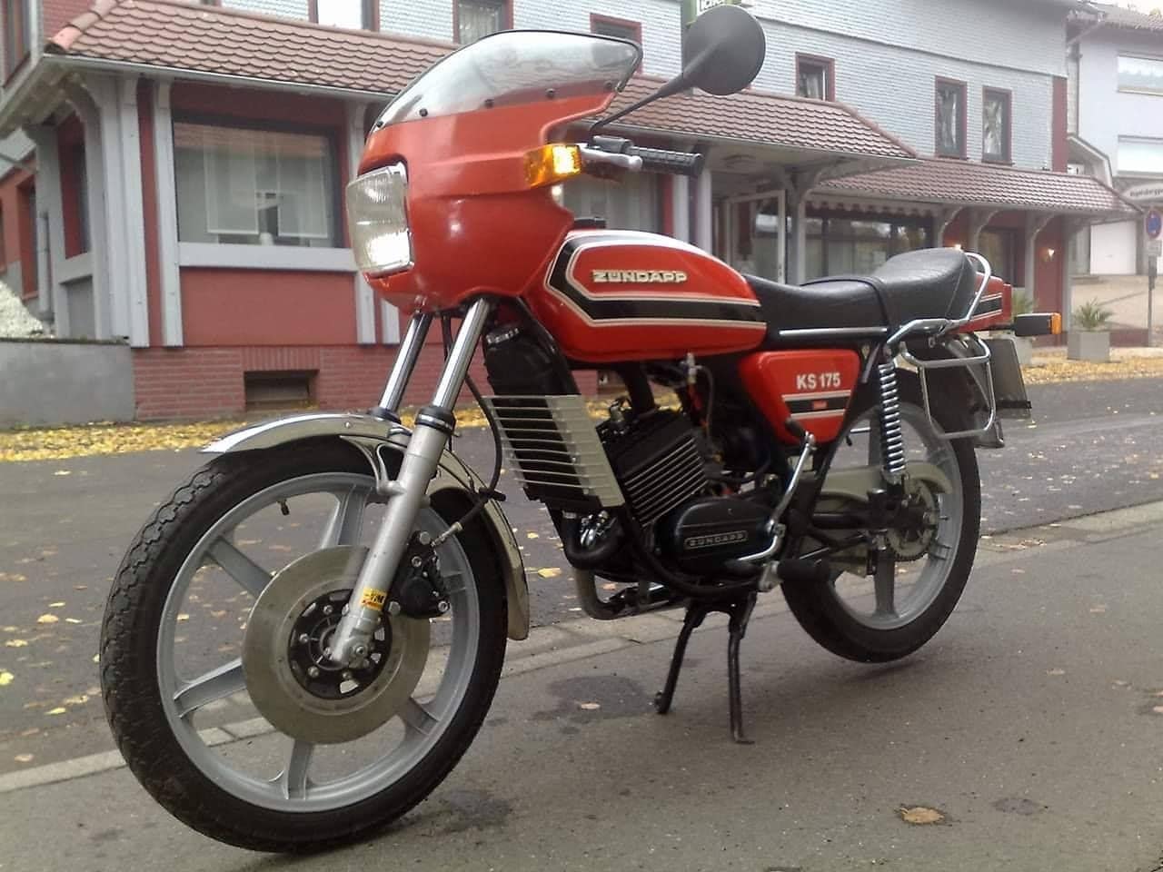 Chiude il McDonald’s di San Babila, ma rimangono i paninari con le loro Zundapp